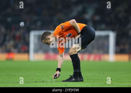 Londres, Royaume-Uni. 04th Nov, 2024. Londres, 4 novembre 2024 : Stuart Attwell lors du match de premier League entre Fulham et Brentford au Craven Cottage le 4 novembre 2024 à Londres, Angleterre. (Pedro Soares/SPP) crédit : photo de presse SPP Sport. /Alamy Live News Banque D'Images