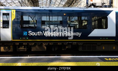 Londres, Royaume-Uni - 21 septembre 2024 ; nom et logo de South Western Railway sur un wagon de première classe Banque D'Images