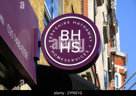 Londres, Royaume-Uni - 20 septembre 2024 - signe avec nom et logo pour BHHS Berkshire Hathaway Homeservices Banque D'Images