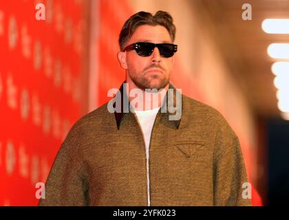 Kansas City, États-Unis. 04th Nov, 2024. Le 4 novembre 2024, Kansas City Chiefs Tight End Travis Kelce (87 ans) entre dans le stade pendant Monday Night Football au stade Arrowhead à Kansas City, Missouri. Photo de Jon Robichaud/UPI crédit : UPI/Alamy Live News Banque D'Images