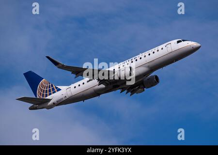 Aéroport international de Sky Harbor, 11-02-24 Phoenix AZ USA United Express EmbraerERJ-175 N200SY départ de 7L à l'aéroport international de Sky Harbor Banque D'Images