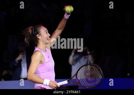 Riyad, Arabie Saoudite. 4 novembre 2024. Zheng Qinwen, de Chine, célèbre après avoir remporté le match à la ronde contre Elena Rybakina, du Kazakhstan, au tournoi de tennis de la finale de la WTA à Riyad, en Arabie Saoudite, le 4 novembre 2024. Crédit : Wang Haizhou/Xinhua/Alamy Live News Banque D'Images