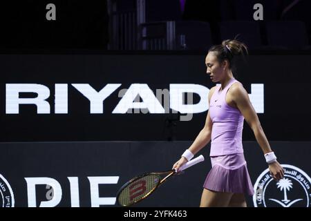 Riyad, Arabie Saoudite. 4 novembre 2024. Zheng Qinwen, de Chine, réagit lors du match à la ronde contre Elena Rybakina, du Kazakhstan, lors du tournoi de tennis des finales de la WTA à Riyad, en Arabie Saoudite, le 4 novembre 2024. Crédit : Wang Haizhou/Xinhua/Alamy Live News Banque D'Images