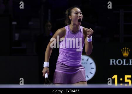 Riyad, Arabie Saoudite. 4 novembre 2024. Zheng Qinwen, de Chine, réagit lors du match à la ronde contre Elena Rybakina, du Kazakhstan, lors du tournoi de tennis des finales de la WTA à Riyad, en Arabie Saoudite, le 4 novembre 2024. Crédit : Wang Haizhou/Xinhua/Alamy Live News Banque D'Images