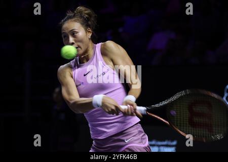 Riyad, Arabie Saoudite. 4 novembre 2024. Zheng Qinwen, de Chine, participe au tournoi à la ronde contre Elena Rybakina, du Kazakhstan, lors du tournoi de tennis des finales de la WTA à Riyad, en Arabie Saoudite, le 4 novembre 2024. Crédit : Wang Haizhou/Xinhua/Alamy Live News Banque D'Images
