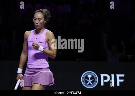 Riyad, Arabie Saoudite. 4 novembre 2024. Zheng Qinwen, de Chine, réagit lors du match à la ronde contre Elena Rybakina, du Kazakhstan, lors du tournoi de tennis des finales de la WTA à Riyad, en Arabie Saoudite, le 4 novembre 2024. Crédit : Wang Haizhou/Xinhua/Alamy Live News Banque D'Images