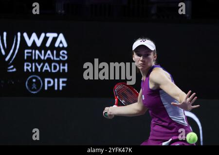 Riyad, Arabie Saoudite. 4 novembre 2024. Elena Rybakina, du Kazakhstan, participe au tournoi à la ronde contre Zheng Qinwen, de Chine, lors du tournoi de tennis de la finale de la WTA à Riyad, en Arabie Saoudite, le 4 novembre 2024. Crédit : Wang Haizhou/Xinhua/Alamy Live News Banque D'Images