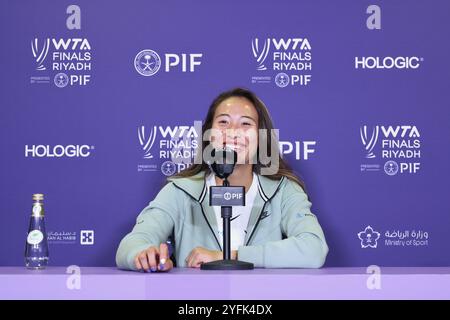 Riyad, Arabie Saoudite. 4 novembre 2024. Zheng Qinwen, de Chine, assiste à la conférence de presse après le match à la ronde contre Elena Rybakina, du Kazakhstan, au tournoi de tennis des finales de la WTA à Riyad, en Arabie Saoudite, le 4 novembre 2024. Crédit : Wang Haizhou/Xinhua/Alamy Live News Banque D'Images