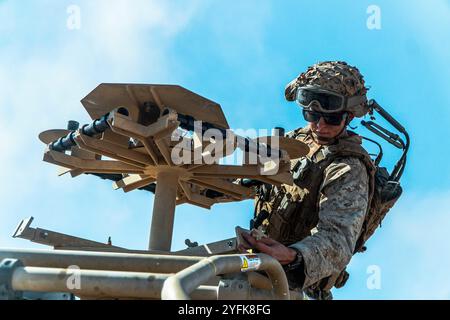 Wellton, Arizona, États-Unis. 10 octobre 2024. Le Cpl Brayden Westcott, natif de Midland, Texas, et artilleur de défense aérienne à basse altitude affecté au 3rd Low altitude Air Defense Battalion, 3rd Marine Aircraft Wing, installe un piédestal radar sur un système intégré de défense aérienne des Marines légères au cours d'un exercice de défense aérienne au sol dans le cadre du cours d'instructeur d'armes et de tactiques 1-25 à l'aérodrome de Tacts, près de Wellton, Arizona, 10 octobre 2024. Le WTI est un événement de formation de sept semaines organisé par Marine Aviation Weapons and Tactics Squadron One qui met l'accent sur l'intégration opérationnelle des six F. Banque D'Images