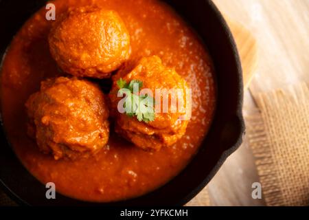 Boulettes de viande au Chili rouge chipotle et sauce tomate, porc haché ou boeuf farci au fromage. Une recette de nourriture maison très populaire au Mexique et dans d'autres cou Banque D'Images