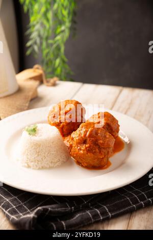 Boulettes de viande au Chili rouge chipotle et sauce tomate, porc haché ou boeuf farci au fromage. Une recette de nourriture maison très populaire au Mexique et dans d'autres cou Banque D'Images