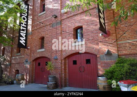 Portes doubles à l'extérieur du bâtiment en brique rouge Malthouse de Melbourne, qui abrite le théâtre Malthouse Banque D'Images