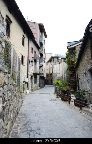 Marcher entre les vieux bâtiments en pierre dans la vieille ville d'Andorre la Vella à Anforra. Banque D'Images