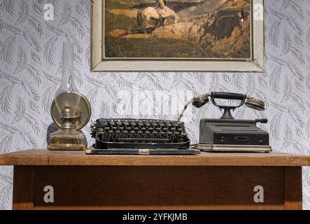 Ancien bureau avec machine à écrire et téléphone Banque D'Images