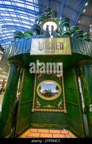 Londres, Royaume-Uni, 4 novembre 2024, le dernier arbre de Noël de 11 mètres de haut a été dévoilé le 4 novembre à la gare internationale de St Pancras. Un partenariat entre Universal Pictures UK, appelé Wicked qui est un film qui sortira au Royaume-Uni le 22 novembre. L'arbre a pris 20 artisans plus de 4 000 heures pour créer., Andrew Lalchan Photography/Alamy Live News Banque D'Images