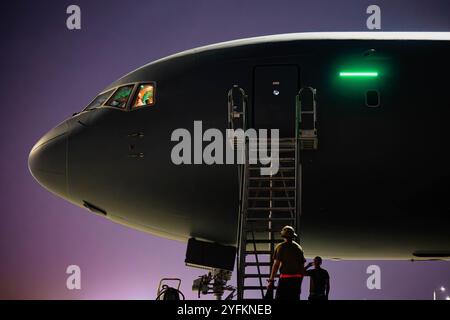 USCENTCOM, emplacement non divulgué. 8 octobre 2024. Un KC-46A Pegasus de l'US Air Force affecté au 305th Expeditionary Air Reaveling Squadron est assis sur une ligne de vol dans la zone de responsabilité du Central Command des États-Unis, Oct. 8, 2024. À pleine capacité opérationnelle, le KC-46A peut ravitailler la plupart des avions à voilure fixe et à capacité réceptrice et peut accueillir une charge palettisée allant jusqu'à 65 000 livres de fret. (Crédit image : © U.S. Navy/ZUMA Press Wire) USAGE ÉDITORIAL SEULEMENT! Non destiné à UN USAGE commercial ! Banque D'Images