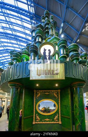 Londres, Royaume-Uni, 4 novembre 2024, le dernier arbre de Noël de 11 mètres de haut a été dévoilé le 4 novembre à la gare internationale de St Pancras. Un partenariat entre Universal Pictures UK, appelé Wicked qui est un film qui sortira au Royaume-Uni le 22 novembre. L'arbre a pris 20 artisans plus de 4 000 heures pour créer., Andrew Lalchan Photography/Alamy Live News Banque D'Images