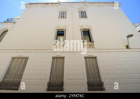 Un bel immeuble sur Carrer de Sant Gaudenci à Sitges, Catalogne, Espagne. Banque D'Images