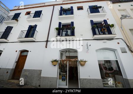 Un bel immeuble sur Carrer de Sant Gaudenci à Sitges, Catalogne, Espagne. Banque D'Images