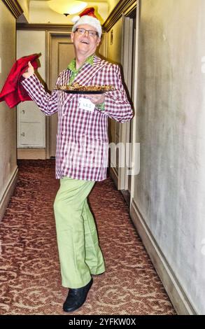 Homme mûr de fête de vacances en costume avec une assiette de gâteau aux fruits, USA Banque D'Images