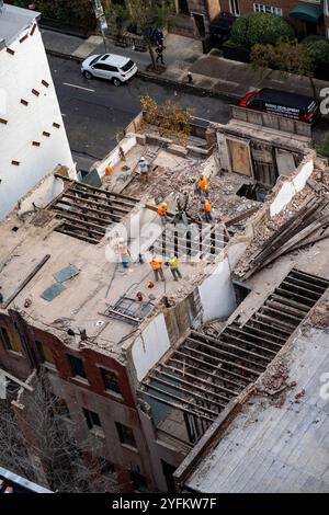 Ouvriers cols bleus démolissant des bâtiments en grès brun dans le district historique de Murray Hill, 2024, New York City, États-Unis Banque D'Images