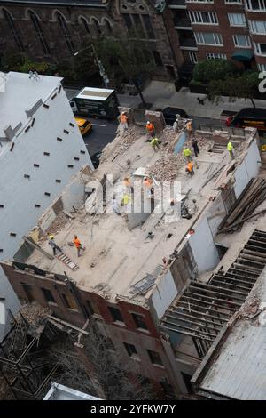 Ouvriers cols bleus démolissant des bâtiments en grès brun dans le district historique de Murray Hill, 2024, New York City, États-Unis Banque D'Images