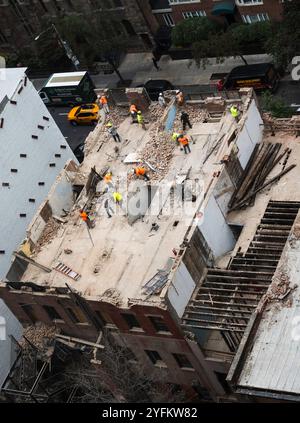 Ouvriers cols bleus démolissant des bâtiments en grès brun dans le district historique de Murray Hill, 2024, New York City, États-Unis Banque D'Images