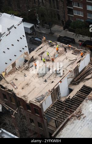 Ouvriers cols bleus démolissant des bâtiments en grès brun dans le district historique de Murray Hill, 2024, New York City, États-Unis Banque D'Images