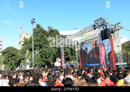 14 juillet 2024, Barcelone, Espagne. Les supporters catalans de l'équipe espagnole de football se rassemblent sur la Plaça de Catalunya pour la finale de l'Euro 2024 contre l'Angleterre. Banque D'Images