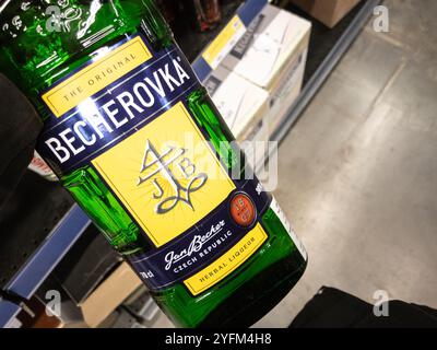 BELGRADE, SERBIE - 21 FÉVRIER 2024 : logo Becherovka flou sélectif sur les bouteilles à vendre. Becherovka est un esprit tchèque, un amer à base de plantes utilisé comme digesti Banque D'Images