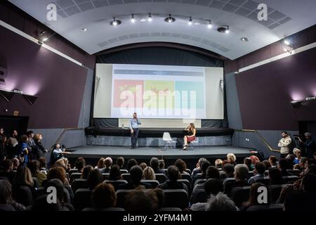 BELGRADE, SERBIE - 26 OCTOBRE 2023 : flou sélectif sur Thomas Piketty souriant posant avant une conférence à belgrade, Serbie. Thomas Piketty est français Banque D'Images