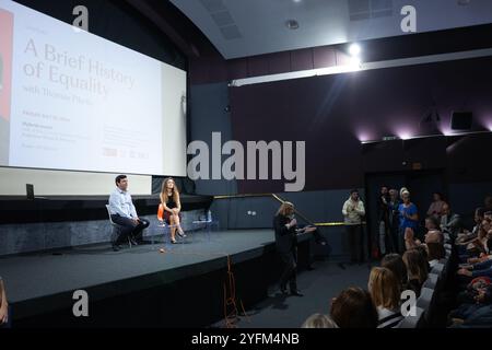 BELGRADE, SERBIE - 26 OCTOBRE 2023 : flou sélectif sur Thomas Piketty posant devant une conférence à belgrade, Serbie. Thomas Piketty est un économiste français Banque D'Images