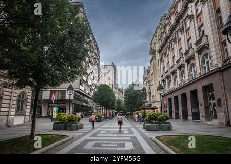 BELGRADE, SERBIE - 25 JUIN 2024 : rue piétonne d'Obilicev Venac pendant un après-midi nuageux au printemps, à Stari Grad, le centre-ville historique Banque D'Images