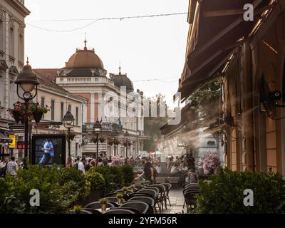 BELGRADE, SERBIE - 16 JUILLET 2024 : les jets d'eau des systèmes de brumisation de terrasse refroidissent les clients des terrasses de café à Belgrade par une chaude journée d'été pour combattre HE Banque D'Images