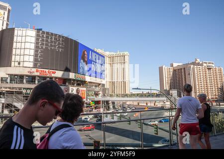 LAS VEGAS - 19 AOÛT 2024 : les gens passent devant un panneau publicitaire faisant la promotion de Kamala Harris lors de la campagne présidentielle américaine de 2024 sur le Strip de Las Vegas. Kamala Banque D'Images
