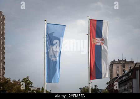 Le drapeau de Novi Sad se dresse à côté du drapeau national serbe à Novi Sad. C'est le visuel officiel et le symbole de Novi Sad, la principale ville de Voïvod Banque D'Images
