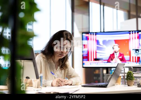 Leader féminin avec un pouvoir exécutif signant des contrats de travail et approuvant les demandes des employés, effectuant des tâches administratives quotidiennes pour la productivité. Autorisation pour une demande de congé ou un contrat de licence. Banque D'Images