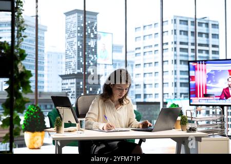 Entrepreneur en affaires signant des contrats et des documents pour approuver la prochaine activité pour la gestion et le développement de l'entreprise. PDG femme travaillant sur la paperasse juridique, autorisation. Banque D'Images