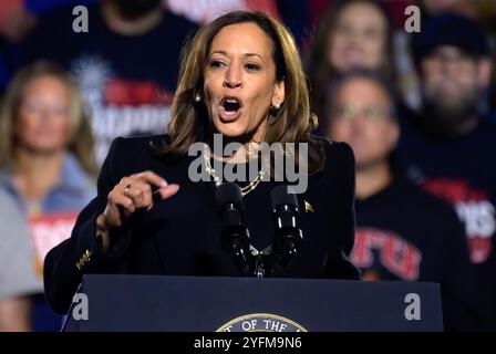 Pittsburgh, États-Unis. 04th Nov, 2024. La vice-présidente Kamala Harris s'adresse à ses partisans lors du 'vote for Freedom Rally' au Carrie Blast Furnaces à Rankin, Pennsylvanie, près de Pittsburgh, le lundi 4 novembre 2024, la veille des élections aux États-Unis. Photo par Archie Carpenter/UPI. Crédit : UPI/Alamy Live News Banque D'Images