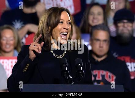 Pittsburgh, États-Unis. 04th Nov, 2024. La vice-présidente Kamala Harris s'adresse à ses partisans lors du 'vote for Freedom Rally' au Carrie Blast Furnaces à Rankin, Pennsylvanie, près de Pittsburgh, le lundi 4 novembre 2024, la veille des élections aux États-Unis. Photo par Archie Carpenter/UPI. Crédit : UPI/Alamy Live News Banque D'Images