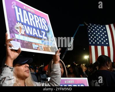 Pittsburgh, États-Unis. 04th Nov, 2024. Des partisans du vice-président Kamala Harris assistent au rassemblement vote for Freedom au Carrie Blast Furnaces à Rankin, Pennsylvanie, près de Pittsburgh, le lundi 4 novembre 2024, la veille des élections aux États-Unis. Photo par Archie Carpenter/UPI. Crédit : UPI/Alamy Live News Banque D'Images