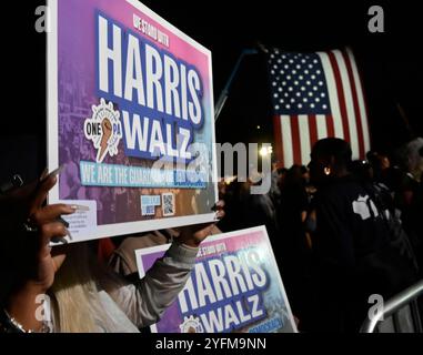 Pittsburgh, États-Unis. 04th Nov, 2024. Des partisans du vice-président Kamala Harris assistent au rassemblement vote for Freedom au Carrie Blast Furnaces à Rankin, Pennsylvanie, près de Pittsburgh, le lundi 4 novembre 2024, la veille des élections aux États-Unis. Photo par Archie Carpenter/UPI. Crédit : UPI/Alamy Live News Banque D'Images