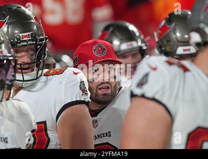 Kansas City, États-Unis. 04th Nov, 2024. Baker Mayfield, quarterback de Tampa Bay, lance son équipe sur le terrain lors du Monday Night Football au stade Arrowhead de Kansas City, Missouri, le 4 novembre 2024. Photo de Jon Robichaud/UPI crédit : UPI/Alamy Live News Banque D'Images