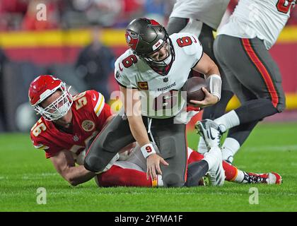 Kansas City, États-Unis. 04th Nov, 2024. Baker Mayfield, le quarterback de Tampa Bay, est limogé par les Chiefs George Karlatis lors du Monday Night Football au stade Arrowhead de Kansas City, Missouri, le 4 novembre 2024. Photo de Jon Robichaud/UPI crédit : UPI/Alamy Live News Banque D'Images