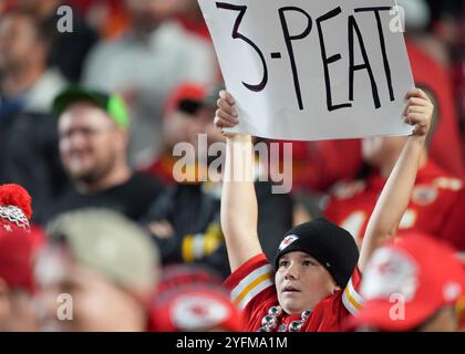 Kansas City, États-Unis. 04th Nov, 2024. Un jeune fan des Chiefs rêve d'une tourbe 3 fois pendant Monday Night Football au stade Arrowhead de Kansas City, Missouri, le 4 novembre 2024. Photo de Jon Robichaud/UPI crédit : UPI/Alamy Live News Banque D'Images