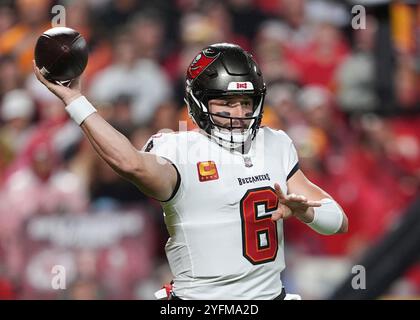 Kansas City, États-Unis. 04th Nov, 2024. Le quarterback de Tampa Bay Baker Mayfield décharge une passe au 1er quart-temps lors du Monday Night Football au stade Arrowhead à Kansas City, Missouri, le 4 novembre 2024. Photo de Jon Robichaud/UPI crédit : UPI/Alamy Live News Banque D'Images