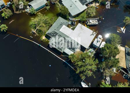 Séquelles des catastrophes naturelles. Entouré par l'ouragan Ian pluie inondation des maisons dans le quartier résidentiel de Floride. Banque D'Images