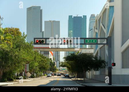 Feux de circulation régulant la conduite des voitures sur la rue de la ville à Miami, Floride. Banque D'Images