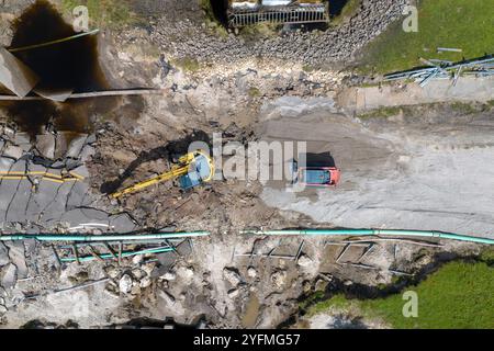 Pont détruit après l'ouragan en Floride. Matériel de construction sur le chantier. Reconstruction d'une route endommagée après le lavage de l'eau d'inondation Banque D'Images