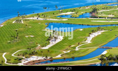 Vue aérienne d'un grand terrain de golf avec de l'herbe verte à Boca Grande, petite ville sur l'île Gasparilla dans le sud-ouest de la Floride. Activités de plein air pour les riches Banque D'Images